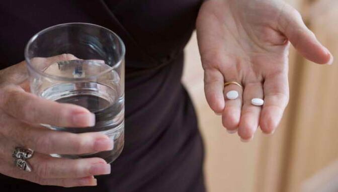 Reception of pills for thoraxosteochondrosis