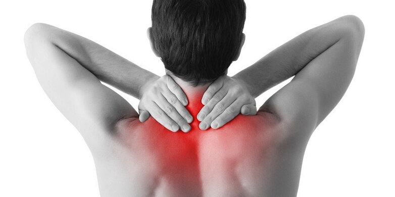 Pain in the shoulder blades due to muscle inflammation